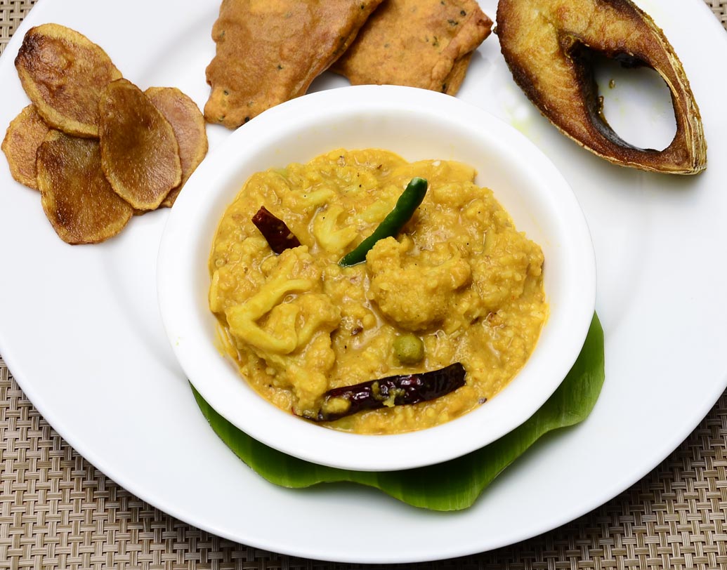 খিচুড়ি: বাড়িতে তৈরি হলুদ দেওয়া পাতলা খিচুড়ি হজম করা যেমন সহজ, শরীরের জন্যও উপকারি। এই সময় অনেকক্ষণ পেট ভরা রাখতেও সাহায্য করে।