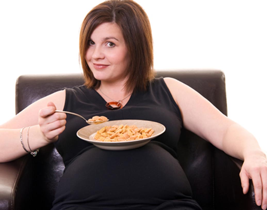 অনেকেই মনে করেন প্রেগন্যান্সিতে দু’জনের খাবার খাওয়া উচিত। এর কোনও মানে নেই। প্রেগন্যান্ট হলেও আপনি কিন্তু একজনই। যমজ সন্তান হলেও। তাই খিদে বুঝে যতটা প্রয়োজন ততটাই খান।