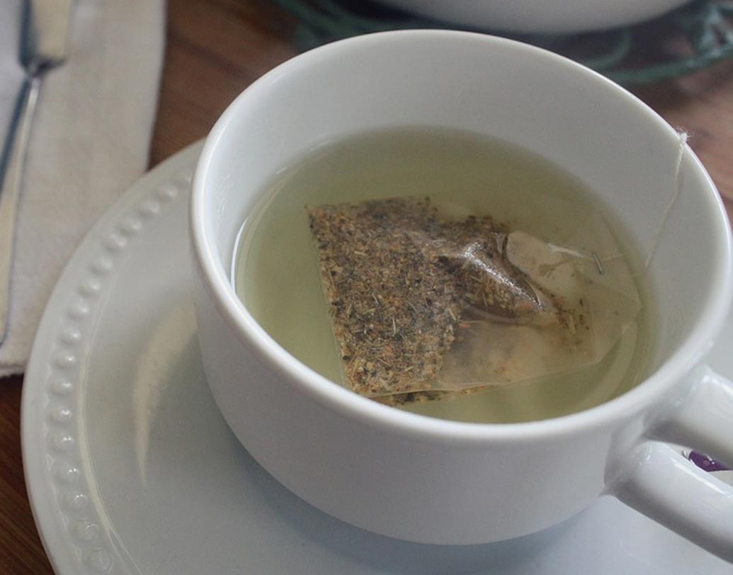 খালি পেটে চা, কফি: মর্নিং সিকনেস এ়ড়াতে চাইলে সকালে খালি পেটে চা, কফি খাওয়ার অভ্যাস ছাড়ুন। নিজেকে হাইড্রেটেড রাখতে বিট নুন দিয়ে লেবু জল বা ঘোল খেতে পারেন।