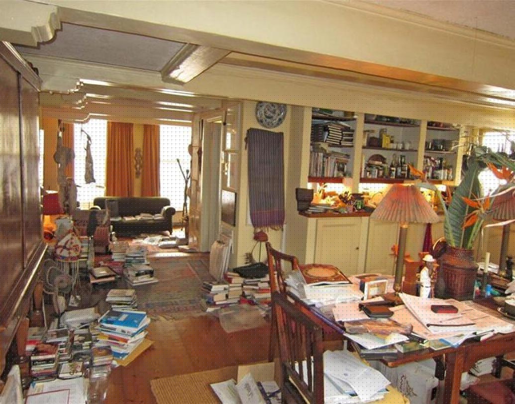 ঘরে ঢোকার মুখেই একগাদা জিনিসপত্র রেখে অগোছালো করে রাখবেন না। এতে ঘরে ঢুকেই মেজাজ বিগড়ে যায়। স্ট্রেসড লাগে।