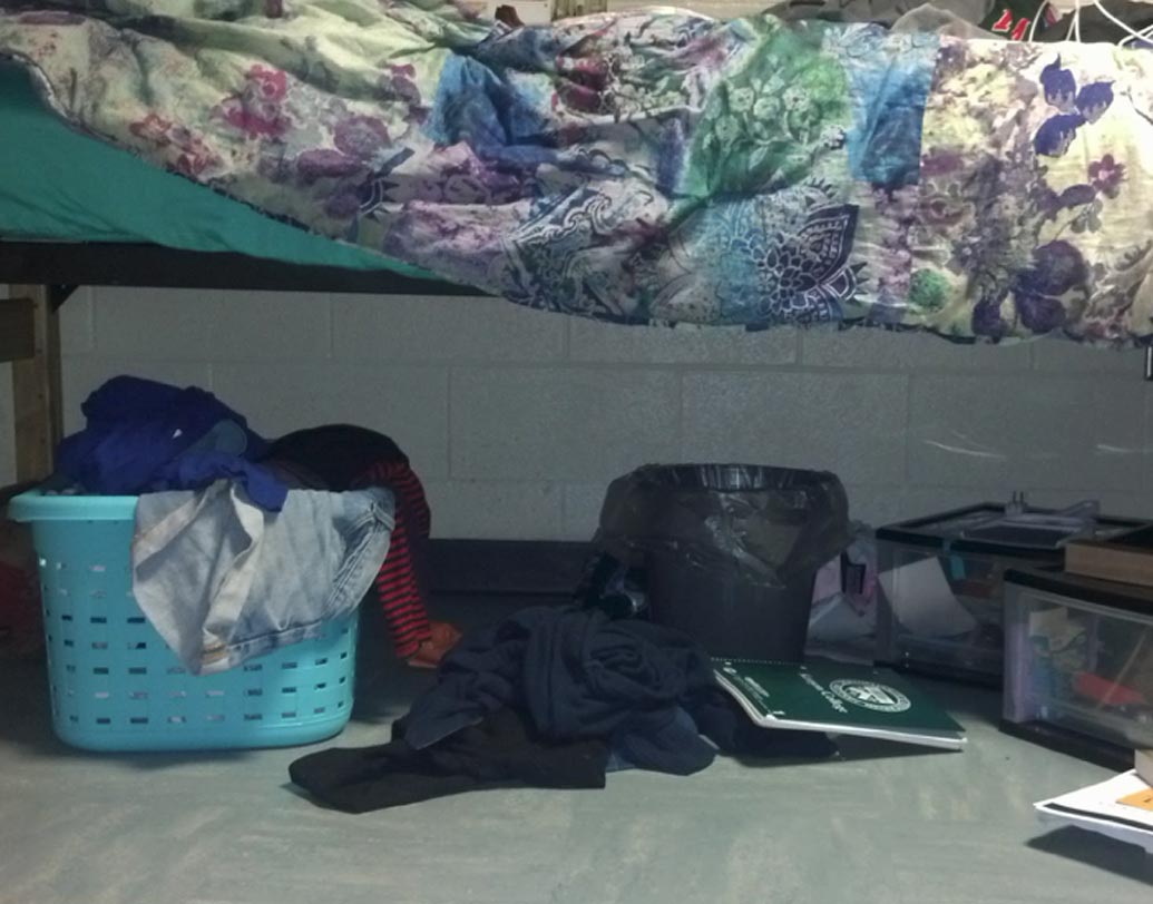 অনেকেই ঘরে জায়গা বাঁচাতে অপ্রয়োজনীয় বা প্রয়োজনীয় জিনিস খাটের তলায় রাখেন। খাট বিশ্রাম নেওয়ার জায়গা। খাটের তলায় জিনিসপত্র থাকলে আমাদের ঘুমে ব্যাঘাত ঘটে ও এনার্জি কমে যায়।