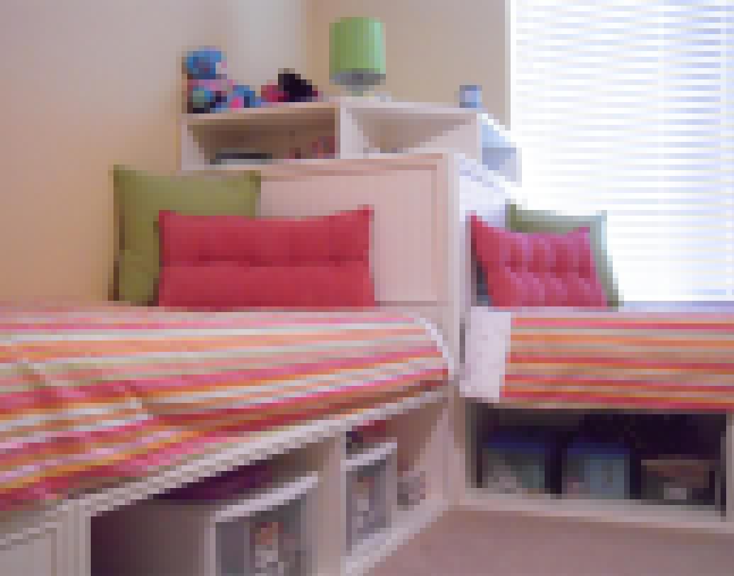 খাট ঘরের এমন জায়গায় রাখুন যাতে এনার্জি ফ্লো করতে পারে। কোণ ঘেঁষে বা দেওয়ালে ঠেসে রাখলে এনার্জি ফ্লো ভাল হয় না। এই খাটে ঘুমোলে ক্লান্তি নিয়ে ঘুম ভাঙে।