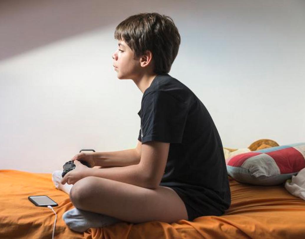 ইলেকট্রিক্যাল সামগ্রী: শোওয়ার ঘরে টিভি বা কম্পিউটার থাকলে, বিছানায় ফোন নিয়ে ঘুমোলে তা আমাদের এনার্জি কমিয়ে দেয়।