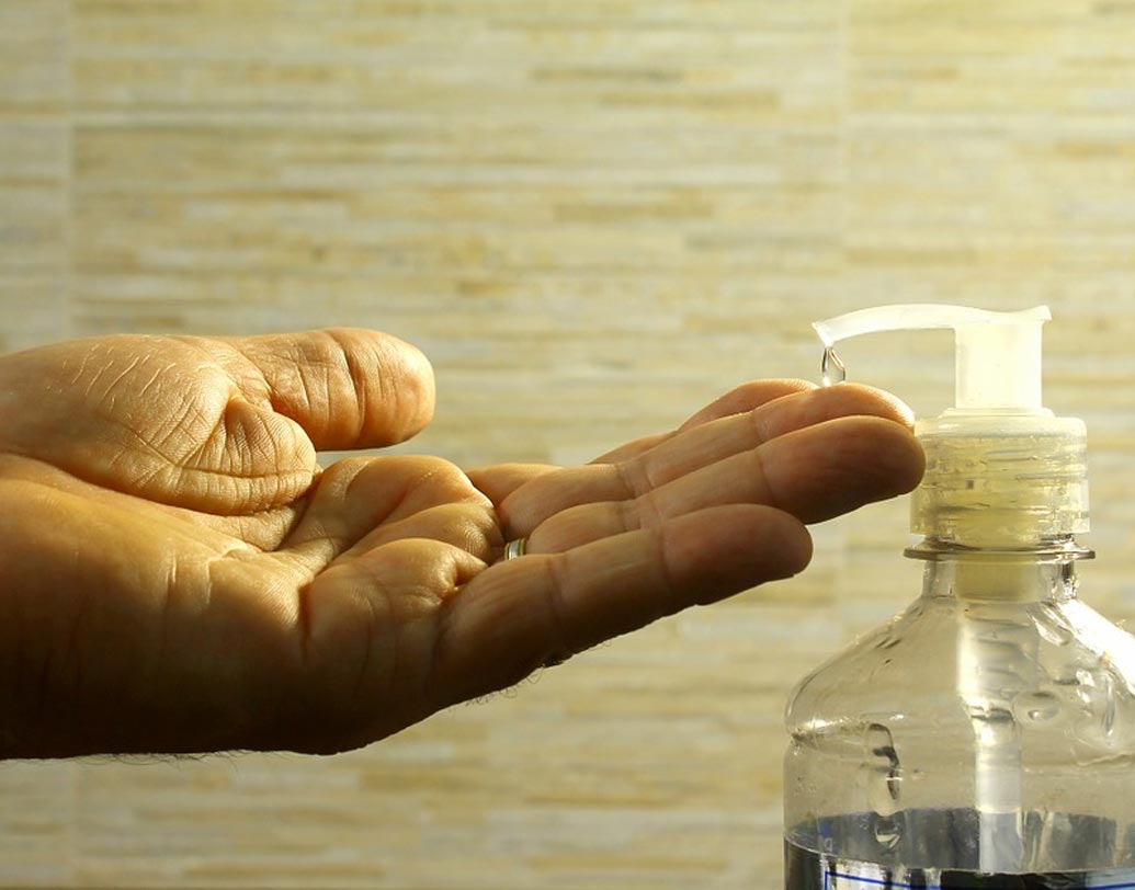 ডিজইনফেকট্যান্টস: রান্নাঘর বা ডাইনিংয়ে ডিজইনফেকট্যান্ট রাখার কারণ যাতে খাওয়ার সময় বা রান্নার সময় হাত জীবাণুমুক্ত থাকে। কিন্তু ৩ মাস পেরিয়ে গেলেই এগুলোর প্রভাব শেষ হয়ে যায়। অবশ্যই ৩ মাস অন্তর বদলান।