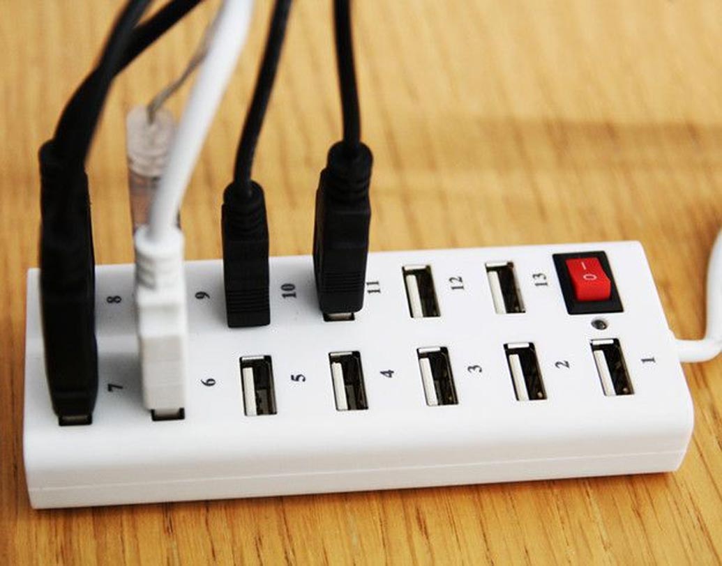 পাওয়ার স্ট্রিপস: প্যান্ট্রিতে মিক্সর-গ্রাইন্ডার, টোস্টারের জন্য পাওয়ার স্ট্রিপ সকলের বাড়িতে থাকে। এই সব পাওয়ার স্ট্রিপে আমরা ফোন, ট্যাবলেট, আইপডও চার্জ দিই। ইলেকট্রিক্যাল পাওয়ার স্ট্রিপ ১-২ বছর অন্তর না বদলালে ঘটে যেতে পারে বড় বিপদ।