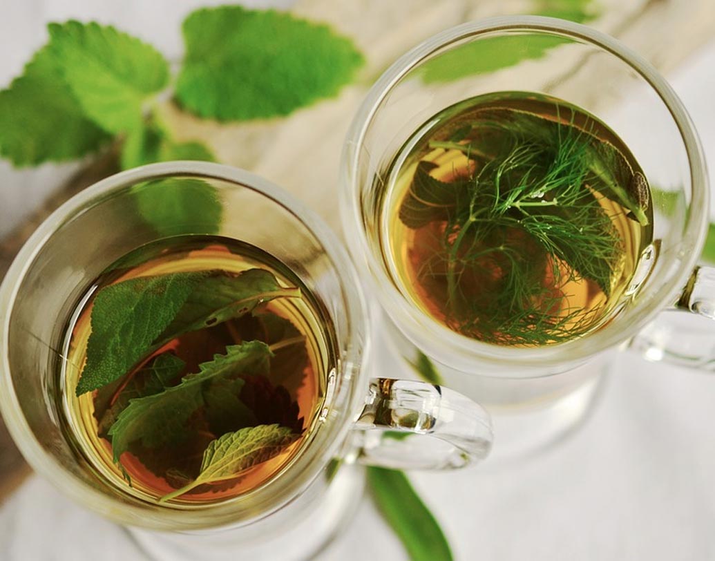 পুদিনা টোনার: দেড় কাপ ফুটন্ত জলের মধ্যে ১ কাপ পুদিনা পাতা কুচি দিয়ে আঁচ বন্ধ করে চাপা দিয়ে রাখুন ৩০-৪০ মিনিট। ঠান্ডা করে ছেঁকে বোতলে ভরে ফ্রিজে রেখে দিন। রোদে পোড়া ত্বকের জন্য এই টোনার খুব ভাল।