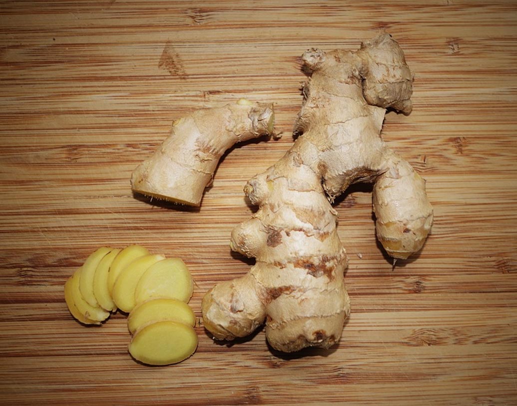 আদার টোনার: আদা মিহি করে বেটে নিন। এ বার আগের পদ্ধতি মেনেই টোনার তৈরি করে বোতলে ভরে ফ্রিজে রেখে দিন।