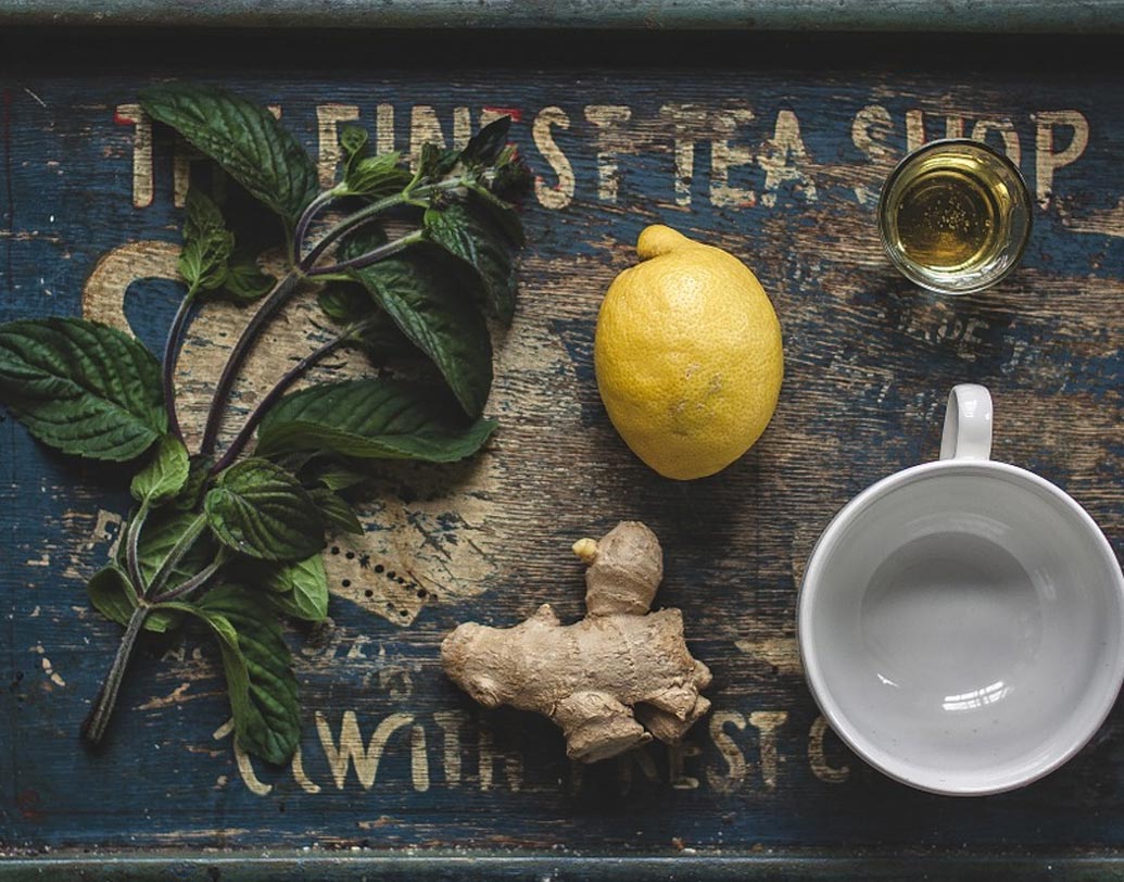 আদা ও পুদিনার টোনার: আদা বাটা ও মিহি করে কুচনো পুদিনা পাতা দিয়ে একই পদ্ধতিতে টোনার বানিয়ে ফ্রিজে রাখুন।