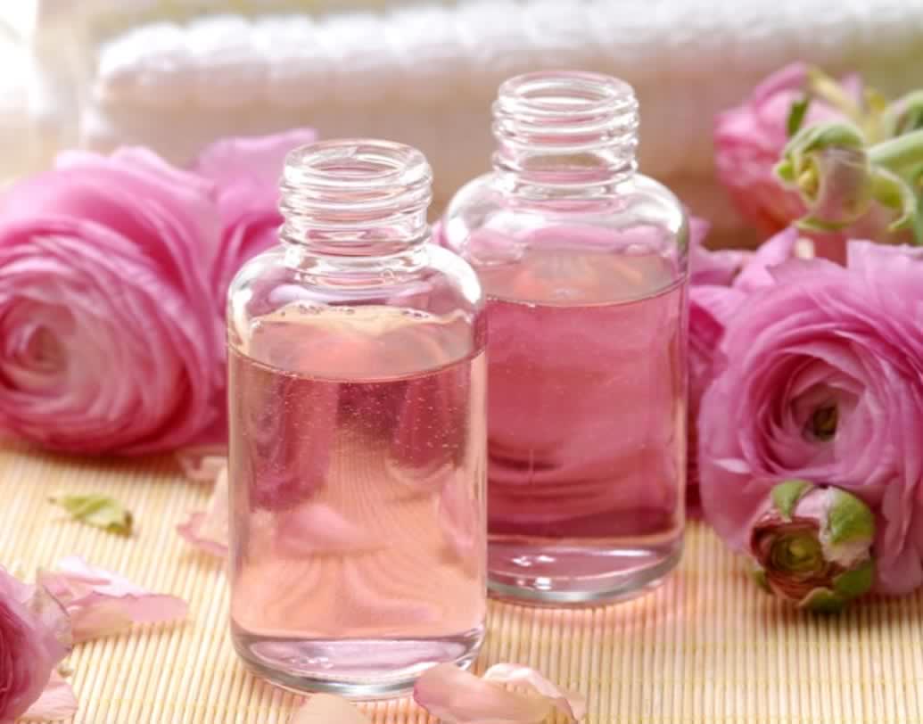 কর্পূর ও গোলাপ জল: ১ কাপ গোলাপ জলে ১/৩ চা চামচ কর্পূর মিশিয়ে বোতলে ভরে ফ্রিজে রেখে দিন। ৩-৪ সপ্তাহ পর্যন্ত এই টোনার ব্যবহার করতে পারবেন।