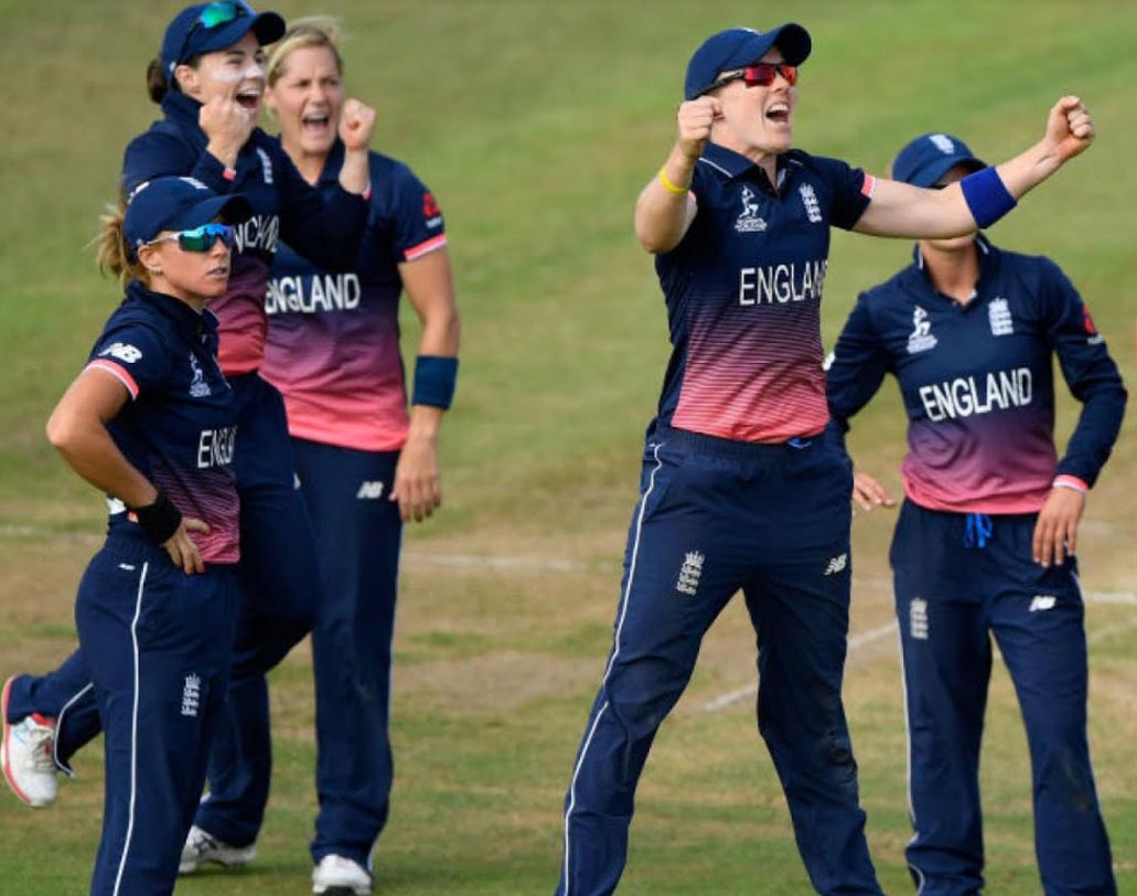 ২৩ অগস্ট ২০১৪: আইসিসি উইমেন চ্যাম্পিয়ানশিপে ভারতকে ১৩ রানে হারিয়ে দেয় ইংল্যান্ড।