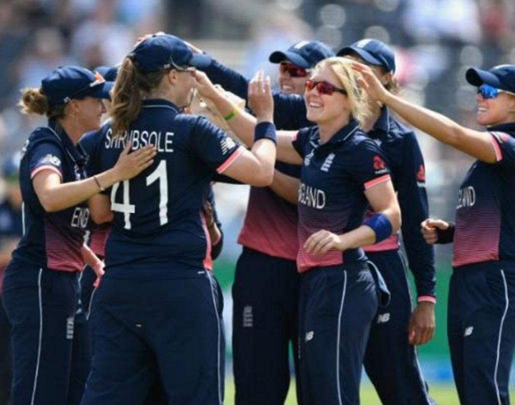 ০১ জুলাই ২০১২: দ্বিপাক্ষিক সিরিজে ডাক-ওয়ার্থ লুইস পদ্ধিতিতে ব্রিটিশ মহিলা ক্রিকেট দলের কাছে ২৯ রানে পরাজিত হয় ভারতীয় মেয়েরা।