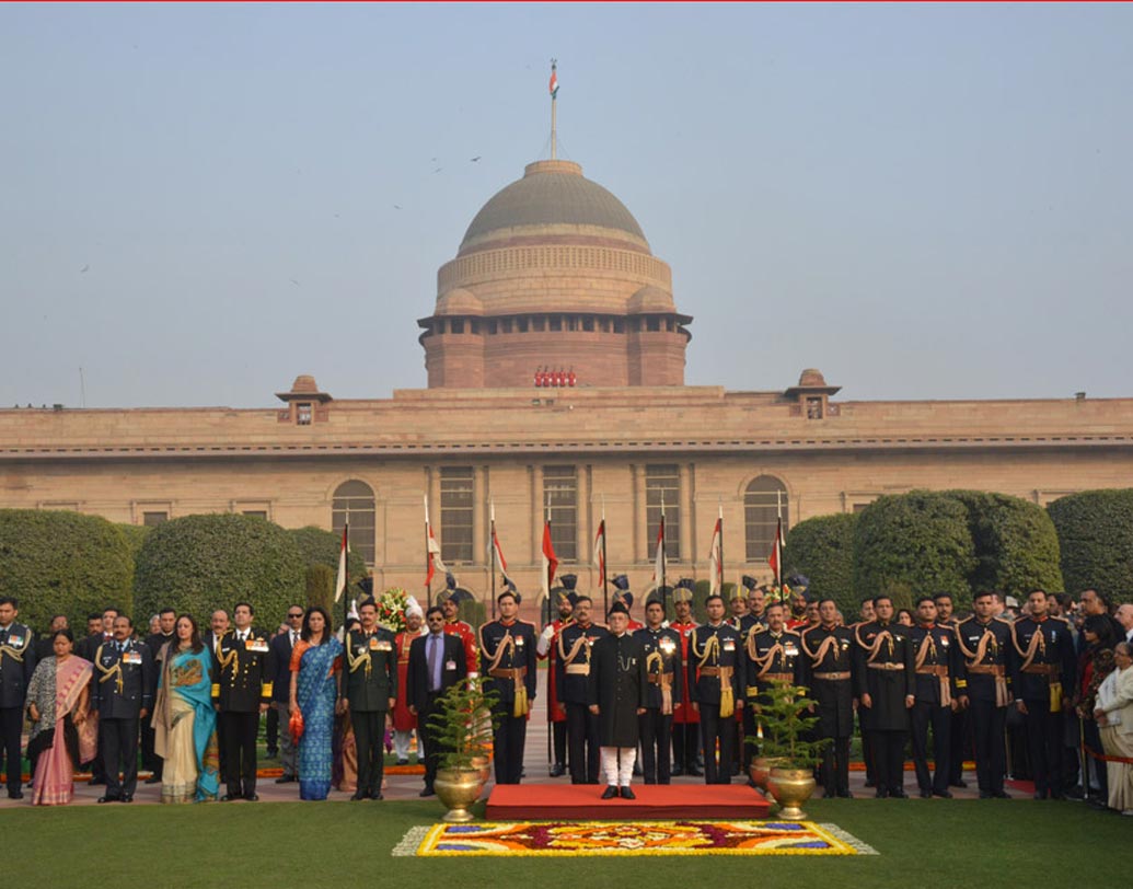 সবুজ ঘাসের সেন্ট্রাল লন