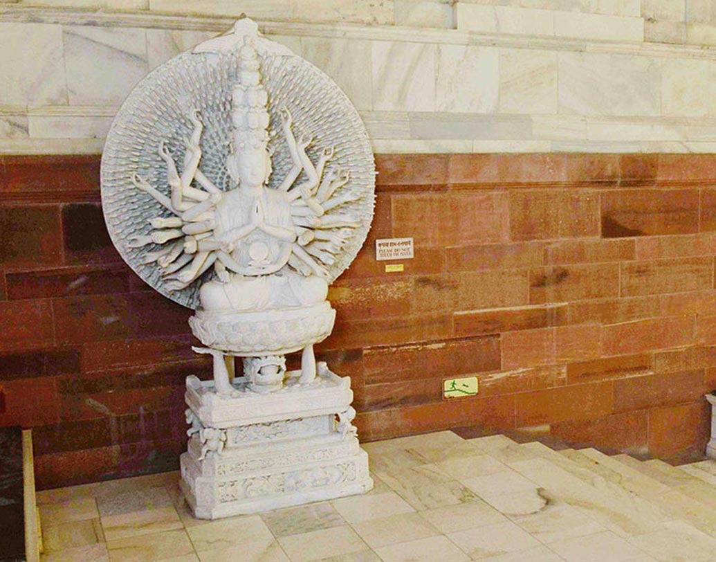 শান্তির প্রতীক হাজার হাতের বুদ্ধ মূর্তি