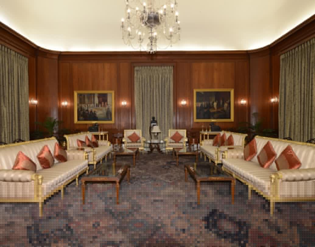 কাঠের আসবাবে মোড়া সুসজ্জিত বৈঠকখানা