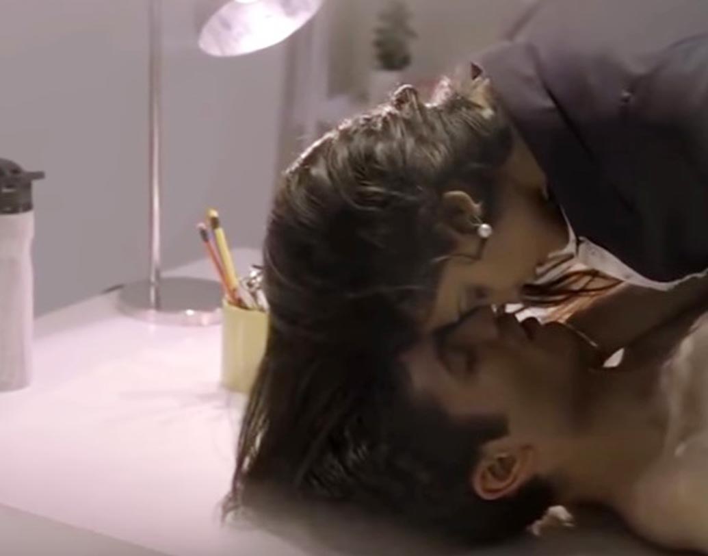 এগারো সেকেন্ডের একটি চুমুর দৃশ্যেও কাঁচি চালানো হয়েছে।