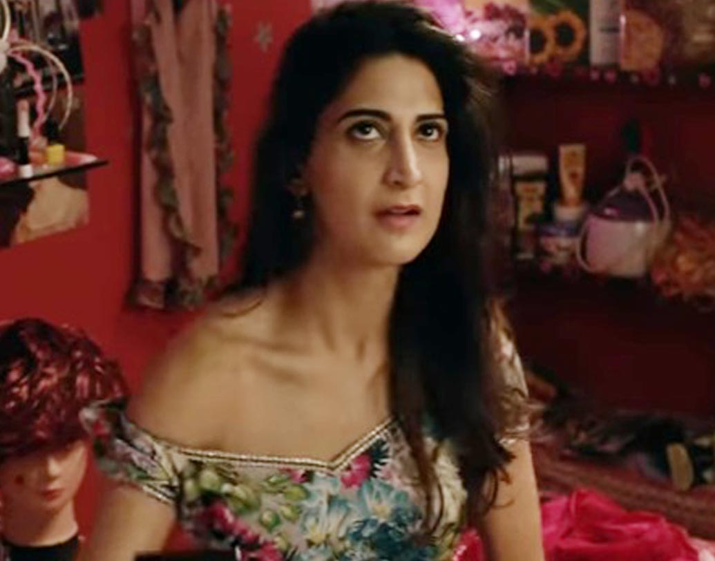 এক ইন্টারভিউয়ের সিন থেকে বাদ পড়েছে টানা পাঁচটি দৃশ্য। লীলার সঙ্গে কথা বলতে বলতে আরশাদের মুখে ছিল, ‘দিল্লি কি সারি সেটিং কর লি হ্যায় ম্যায় নে’ লাইনটি। বাদ পড়েছে সেই সিন।