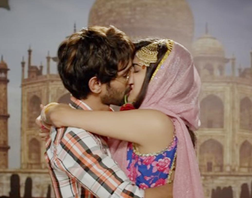 তিনটি সিনে ছিল লীলা ও আরশাদের চুমুর দৃশ্য। কথোপকথন ছিল লন্ডন যাওয়া নিয়ে। প্রায় ২০ সেকেন্ডের এই দৃশ্যও ডিলিট করেছে এফসিএটি।