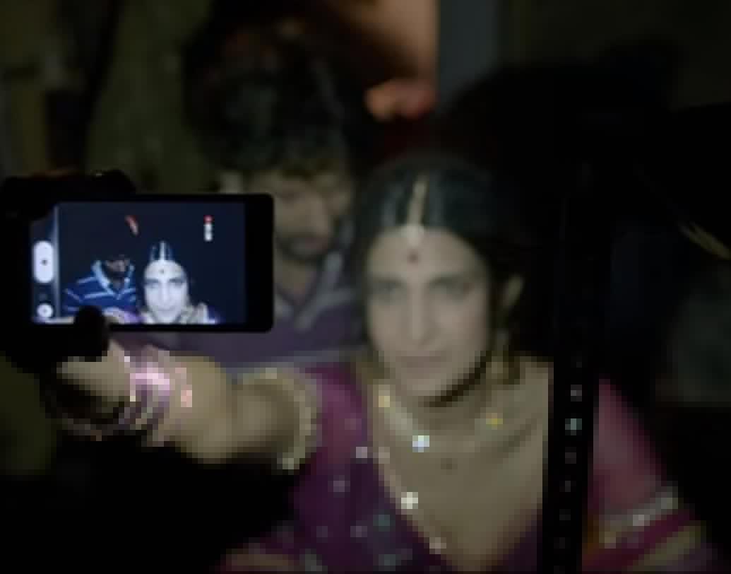 তিন সেকেন্ডের তিনটি দৃশ্যেও কাঁচি চালিয়েছে বোর্ড। সেই সব সিনে আরশাদের মুখে নাকি বেশ কিছু গালাগাল ছিল। এমনকি আরশাদ ও লীলা যে ভঙ্গিতে দাঁড়িয়েছিলেন তা নিয়েও আপত্তি নিহালনির।