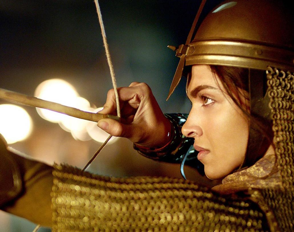 ‘বাজিরাও মাস্তানি’তে যোদ্ধার সাজে সেজেছিলেন দীপিকা। সেই পোশাকের ওজন ছিল প্রায় ২০ কেজি।