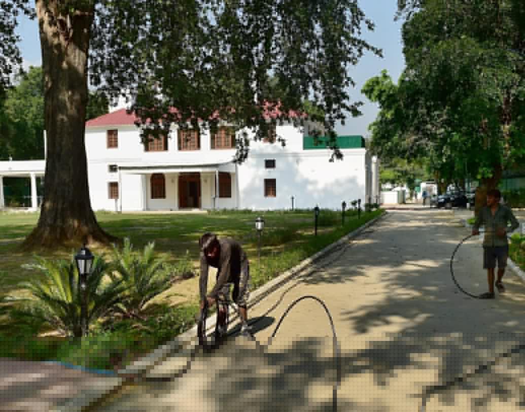 চলছে বাংলো সংস্কারের কাজ।