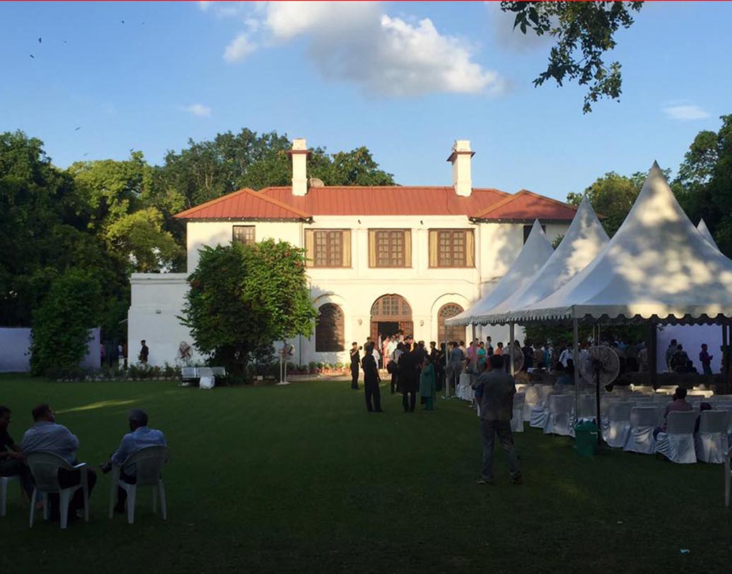 সবুজে মোড়া বাংলোর লন।