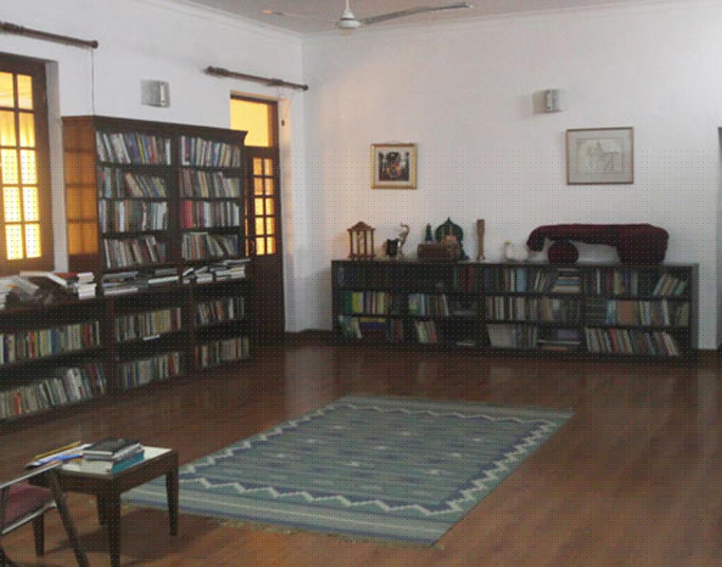 কাঠের আসবাবে মোড়া সুসজ্জিত স্টাডি রুম।