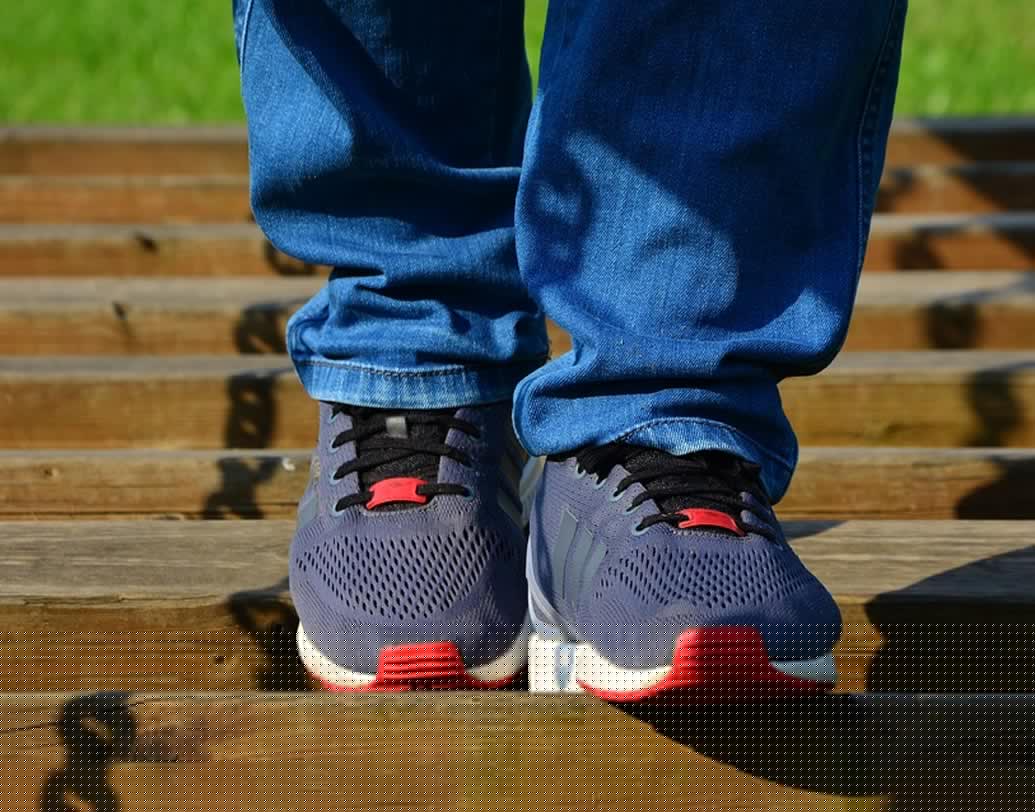 রানিং শু: ২৫০-৩০০ মাইল দৌড়নোর পরই রানিং শু-র কুশনিং নষ্ট হতে থাকে। তাই ১ বছরের বেশি কোনও রানিং শু ব্যবহার করা উচিত না।