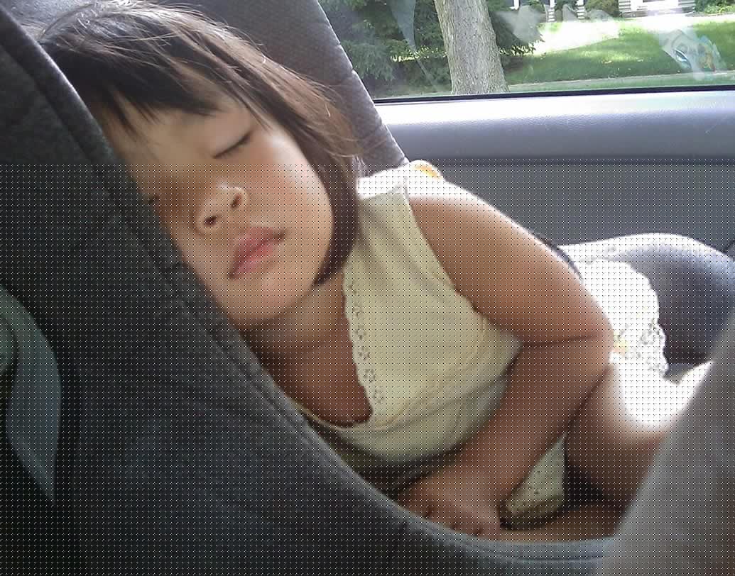 বেবি কার সিট: অনেক সময়ই আমরা নিজেদের বাচ্চা বড় হয়ে গেলে ওদের ব্যবহৃত বেবি কার সিট অন্য বাচ্চাদের দিয়ে দিই। বেবি কার সিটের ফোম ও প্লাস্টিক ৬-১০ বছর পর্যন্ত ভাল থাকে। তারপর নষ্ট হতে শুরু করলে আর বাচ্চাদের সুরক্ষা দিতে পারে না।