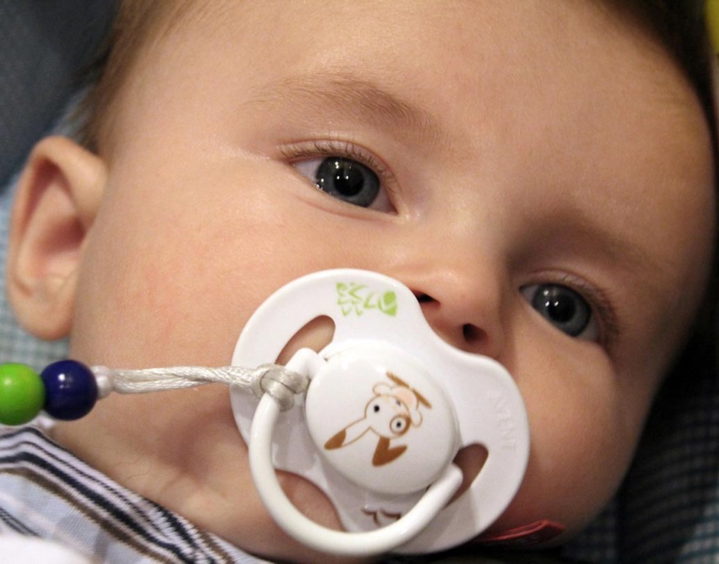 পেসিফায়ার: ল্যাটেক্স পেসিফায়ার না বদলালে শিশুর ইনফেকশনের ঝুঁকি থাকে। ২-৫ সপ্তাহের মধ্যে অবশ্যই বদলান।