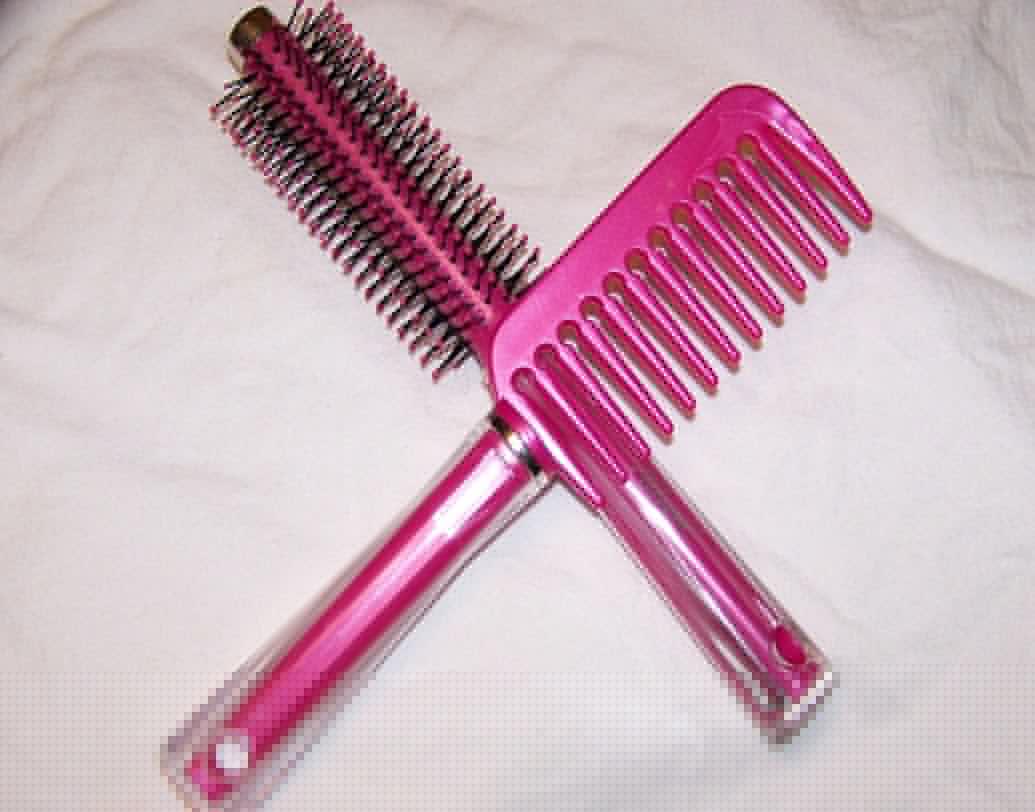 হেয়ার ব্রাশ: বছরের পর বছর একই হেয়ার ব্রাশ ব্যবহার করলে খুব ভুল করবেন। ১ বছরের বেশি কোনও হেয়ার ব্রাশ ব্যবহার করা উচিত নয়। প্রতি সপ্তাহে অবশ্যই পরিষ্কার করুন।