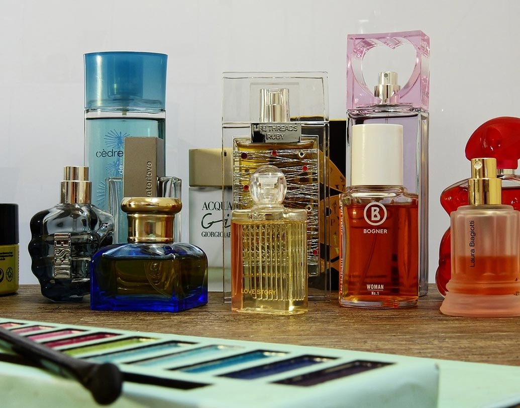 পারফিউম: যেই সব পারফিউমে এসেনশিয়াল অয়েল থাকে, সেগুলো ৩ বছর পর্যন্ত ভাল থাকে। যদি সিল খোলা না হয়। সিল খুলে ব্যবহার করলে ২ বছর পর্যন্ত ঠিক থাকে। তার বেশি নয়।