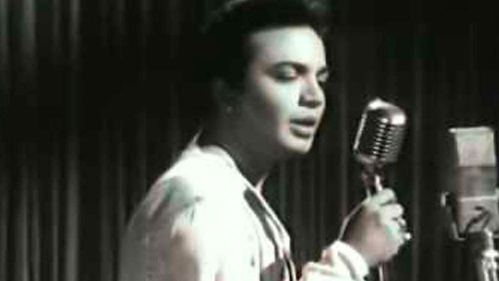 ১৯৭৬ সাল। তখন জরুরি অবস্থা চলছে। মহালয়ার ভোরে ‘মহিষাসুরমর্দিনী’কে সরিয়ে ‘দেবী দুর্গতিহারিণীম’ নাম দিয়ে এক বিকল্প অনুষ্ঠান হয়। রেডিয়োতে সেই অনুষ্ঠান করেছিলেন উত্তমকুমার। তবে বাণীকুমারের জায়গায় তাঁকে মেনে নেয়নি জনতা। ওই এক বারই ‘মহিষাসুরমর্দিনী’র প্রচার বন্ধ হয়েছিল। উত্তমও সরে দাঁড়ালেন বিনয়ের সঙ্গে।