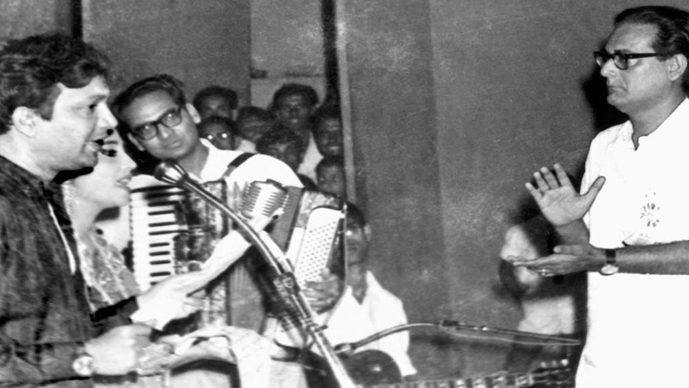 অভিনয় ছাড়াও পরবর্তীতে প্রযোজক, পরিচালক, সংগীত পরিচালক ও গায়ক হিসেবেও কাজ করেছেন উত্তমকুমার।‘অ্যান্টনি ফিরিঙ্গি’ ও ‘চিড়িয়াখানা’য় অভিনয়ের জন্য জাতীয় পুরস্কারও পেয়েছেন তিনি।