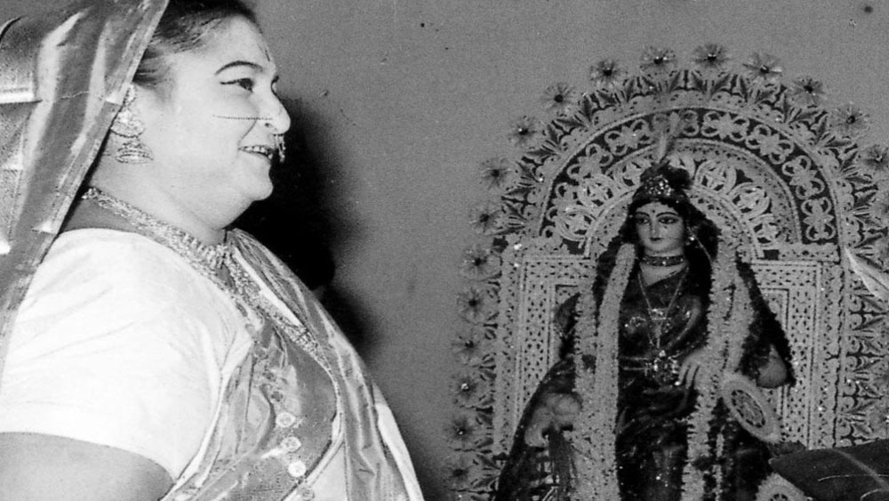 স্ত্রী গৌরীদেবীর মুখের আদলে বাড়ির লক্ষ্মীপ্রতিমার মুখ তৈরি করিয়েছিলেন উত্তম। প্রথম বছর বাড়িতে এসে কুমোর সেই মূর্তি তৈরি করেন। সেই থেকে ওই রীতিই চালু। এই পুজো উত্তমের খুব পছন্দের ছিল।