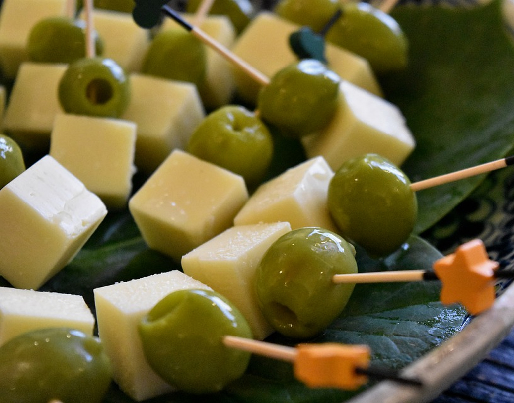 চিজ: এসেনশিয়াল ফ্যাটি অ্যাসিডের ঘাটতি হলে চিজ দেখলেই খেতে ইচ্ছা হয়। ডায়েটে ওমেগা থ্রি ফ্যাটি অ্যাসিডযুক্ত খাবার যেমন ফ্লাক্সসিড অয়েল, বাদাম তেল, চিয়া সিডস, আখোরট রাখলে সমস্যা মিটবে।