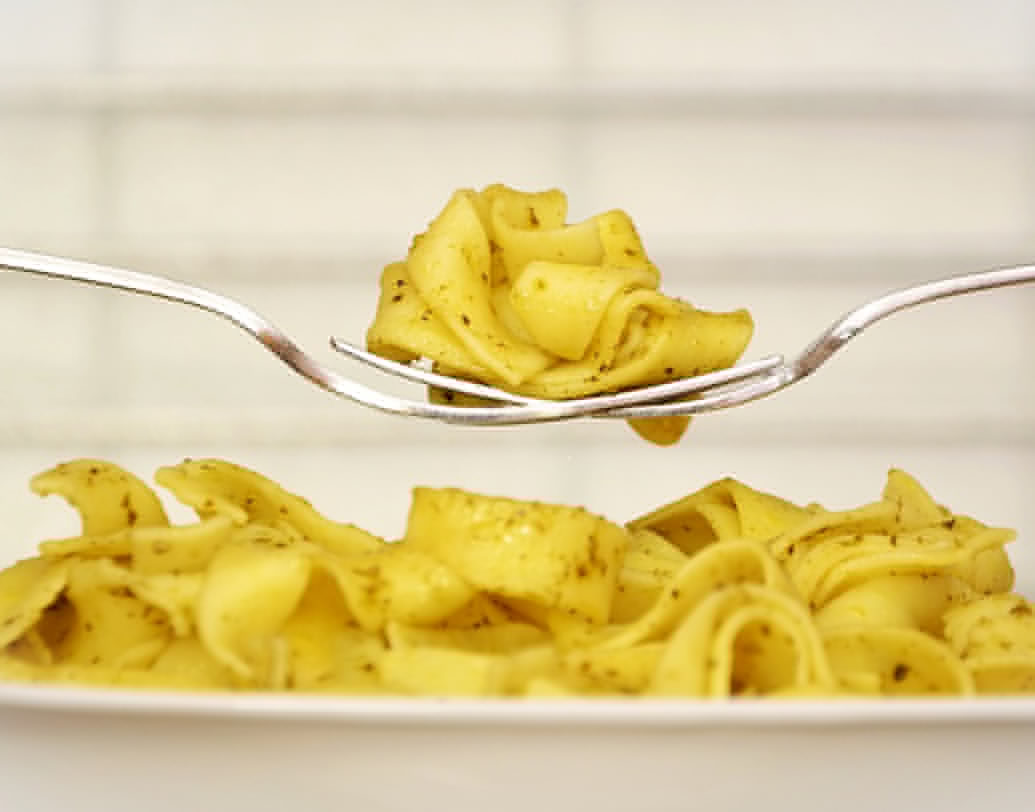 পাস্তা বা প্যাস্ট্রি: শরীরের প্রয়োজনীয় ট্রেস এলিমেন্ট ক্রোমিয়ামের ঘাটতি হলে এই ধরনের খাবার দেখলে খাই খাই করি আমরা। পেঁয়াজ, টোম্যাটো, দারচিনি, আঙুর, আপেল বেশি করে খেলে এই ঘাটতি সামাল দিতে পারবেন।