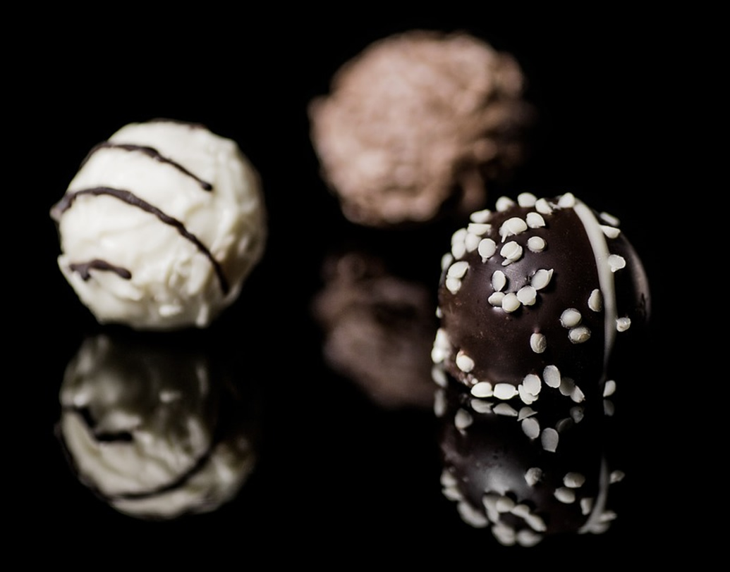 চকোলেট: শরীরে ম্যাগনেশিয়ামের ঘাটতি থাকলে চকোলেট খাওয়া নিয়ন্ত্রণ করা সম্ভব হয় না। দানাশস্য, শুকনো বীজ, কোকো পাউডার, বাদাম ম্যাগনেশিয়ামের ঘাটতি মেটাতে পারে।