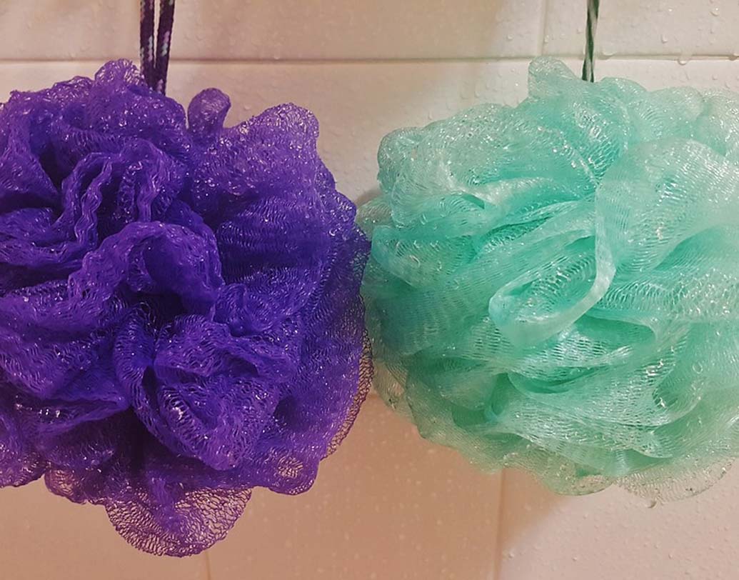 স্পঞ্জ: প্রতি দিন জলে ভেজার কারণে স্পঞ্জ থেকে খুব সহজেই সংক্রমণ ছড়ায়। ২ সপ্তাহের বেশি বাথ স্পঞ্জ ব্যবহার করলে ব্যাকটেরিয়াল ও ফাংগাল ইনফেকশন ছড়াতে পারে।