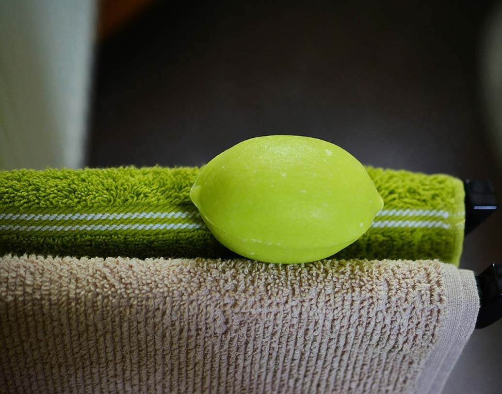 তোয়ালে: স্নানের পর ভেজা গা মোছা হয় নিয়মিত। তাই জল শুষে নেওয়ার কারণে তোয়ালেতে ব্যাকটেরিয়ার সংক্রমণ খুবই স্বাভাবিক ঘটনা। তোয়ালে নিয়মিত কাচলেও তাই ১-৩ বছরের বেশি ব্যবহার করা উচিত নয়।