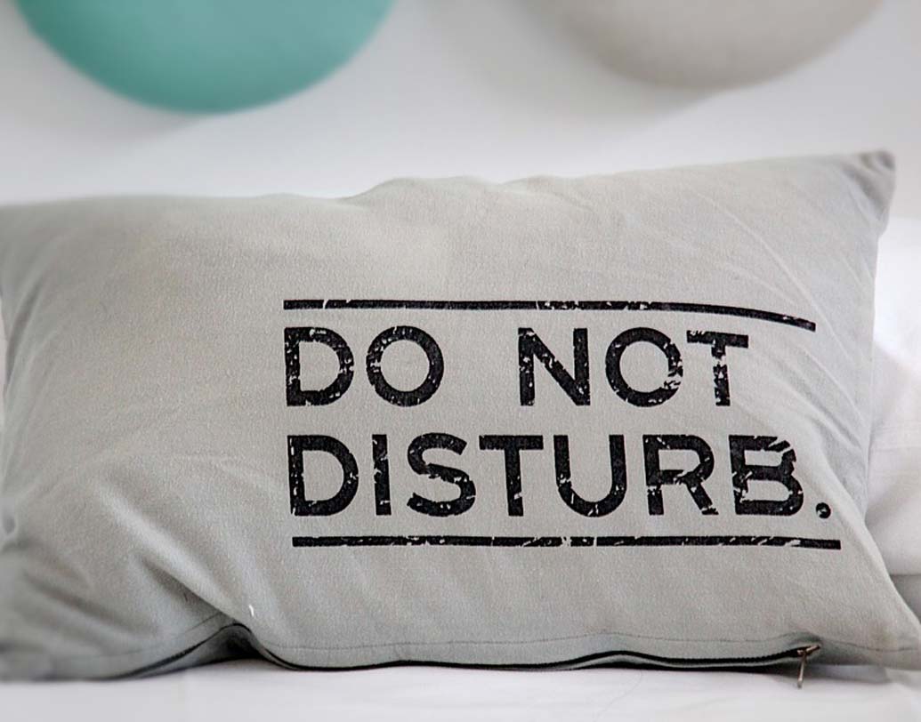 বালিশ: অনেক বাড়িতেই একই বিছানা, বালিশ, তোশক বছরের পর বছর ব্যবহার করেন। এর থেকে ঘাড়, পিঠে ব্যথা হতে পারে। ২-৩ বছর অন্তর বালিশ বদলে ফেলুন।