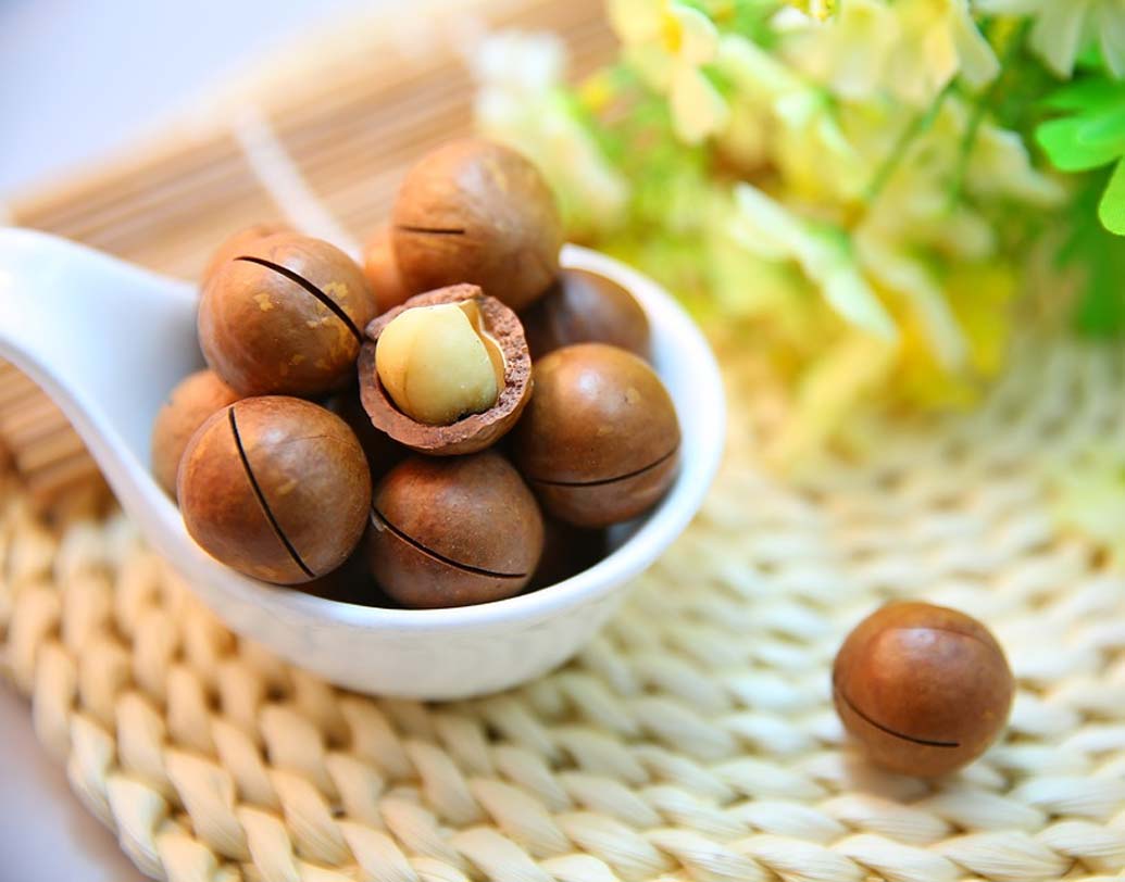 বাদাম বেশির ভাগ সময়ই অনেক দিন ধরে স্টোর করা হয়। ফলে বাদামে, বিশেষ করে বাদামের খোসায় অনেক দূষিত পদার্থ থাকে। ভিজিয়ে রাখলে সেই সব দূষিত পদার্থ দূর হয়।