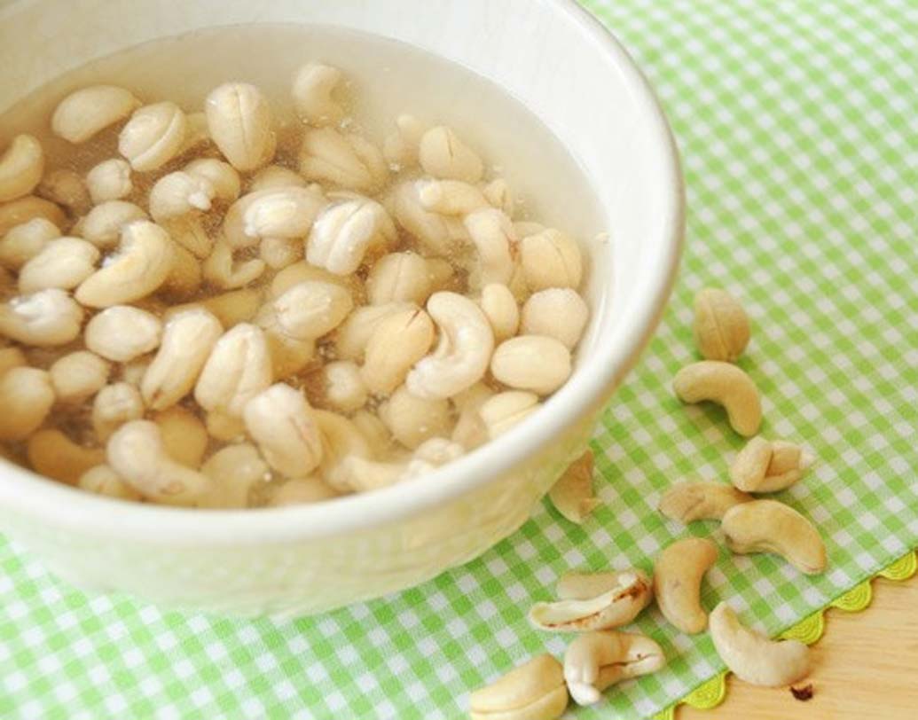 বাদামের মধ্যে থাকা ফেনোলিক যৌগ ট্যানিন সহজে হজম হয় না। ফলে বাদাম খেলে অনেকেই বদহজমের সমস্যায় ভোগেন। এই ট্যানিন শরীরে প্রোটিন পরিপাকও জটিল করে তোলে। ভিজিয়ে রাখলে বাদামে ট্যানিনের পরিমাণ কমে যায়।