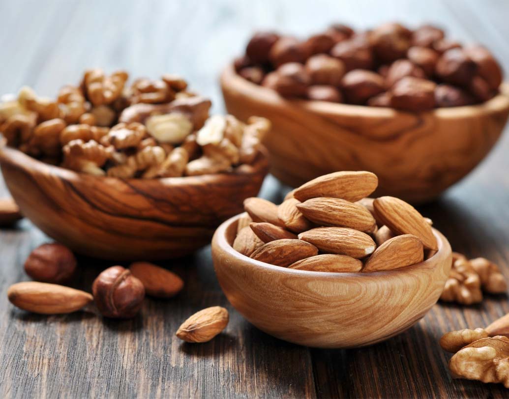 বাদামের মধ্যে থাকা অ্যান্টিঅক্সিড্যান্ট ফাইটিক অ্যাসিড শরীরে আয়রন, জিঙ্কের সঙ্গে বিক্রিয়ায় যে সল্ট তৈরি করে যা আমাদের খাদ্যনালীতে দ্রবীভূত হয় না। এই ফাইটিক অ্যাসিড শরীরে পেপসিন, ট্রিপসিন উত্‌সেচকের পরিমাণ কমিয়ে প্রোটিন পরিপাকেও বাধা দেয়। জলে ভিজিয়া রাখলে বাদামের ফাইটিক অ্যাসিডের পরিমাণ কমে।
