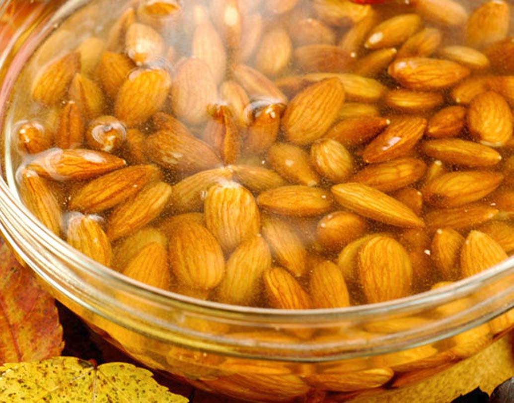আমন্ডের মতো বেশ কিছু বাদাম বেশ শক্ত হয় ও শরীরে পরিপাকে সহজে হয় না। এমনকী অনেক সময় হজমের পরও কাঁচা আমন্ডের টিস্যু একই রকম থেকে যায়। ভিজিয়ে রাখলে আমন্ড নরম হয়ে যায় ও সহজে ভাঙতে পারে। চিবিয়ে খেতে যেমন সুবিধা হয়, তেমনই সহজে হজম হয়।