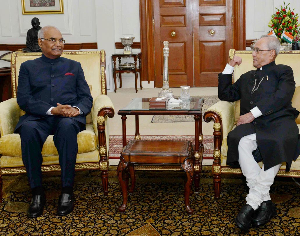 শপথ নেওয়ার আগে আলাপচারিতায় প্রাক্তন এবং নতুন রাষ্ট্রপতি। ছবি:পিটিআই।