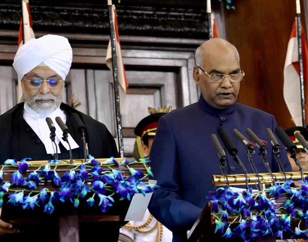 সংসদের সেন্ট্রাল হলে চতুর্দশতম রাষ্ট্রপতিকে শপথ বাক্য পাঠ করাচ্ছেন সুপ্রিম কোর্টের প্রধান বিচারপতি জগদীশ সিংহ খেহর। ছবি:পিটিআই