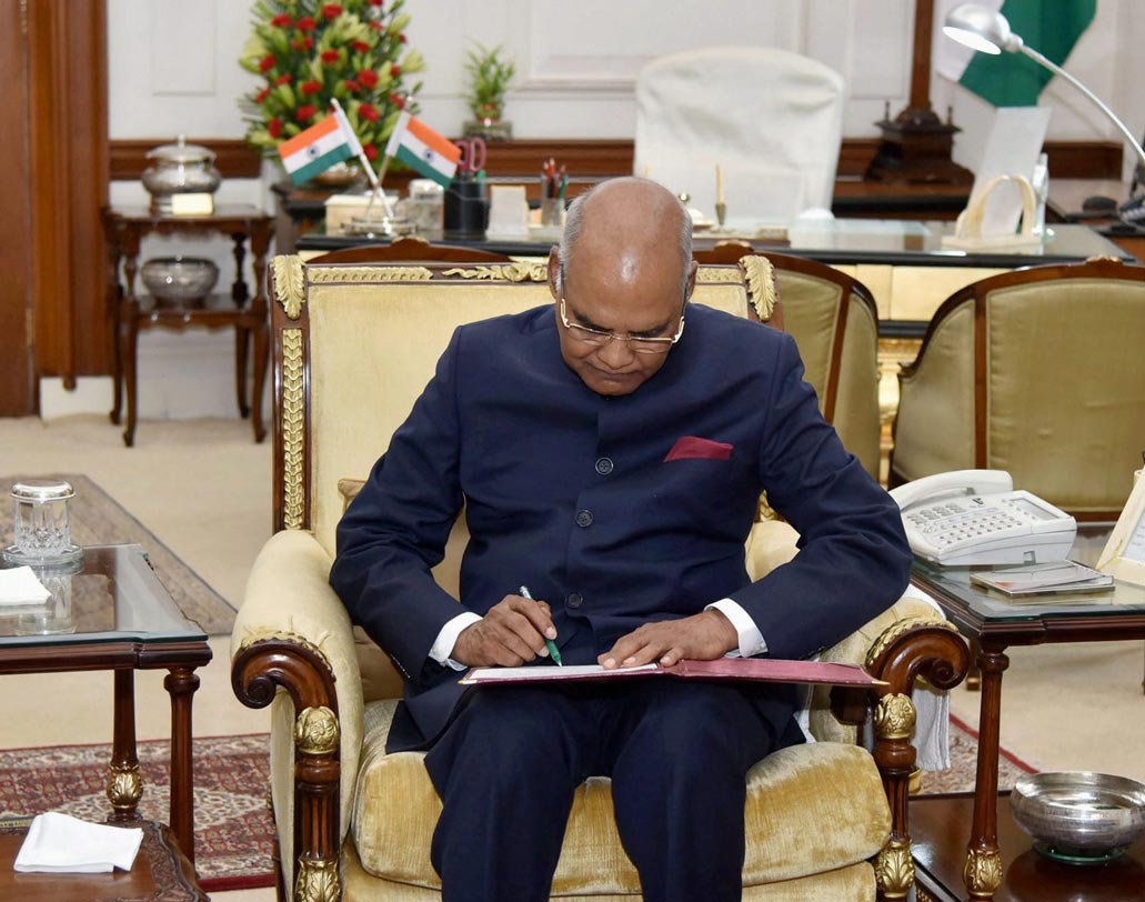 শপথ বাক্য পাঠের পরেই রাষ্ট্রপতি ভবনের রেজিস্টারে স্বাক্ষর করছেন নবতম রাষ্ট্রপতি রামনাথ কোবিন্দ। ছবি:পিটিআই।