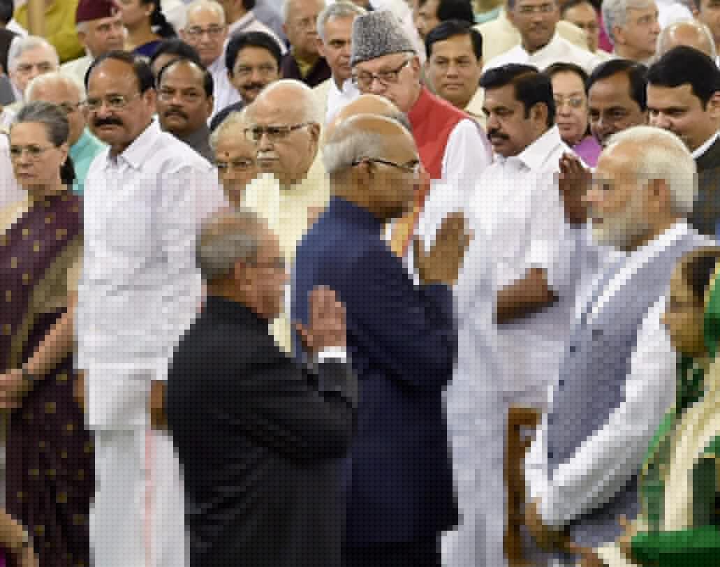 শপথ গ্রহণ অনুষ্ঠানে উপস্থিত ছিলেন বিদায়ী রাষ্ট্রপতি প্রণব মুখোপাধ্যায়, উপ-রাষ্ট্রপতি হামিদ আনসারি, প্রধানমন্ত্রী নরেন্দ্র মোদী এবং লোকসভার স্পিকার সুমিত্রা মহাজন। পশ্চিমবঙ্গের মুখ্যমন্ত্রী মমতা বন্দ্যোপাধ্যায়ও ছিলেন রামনাথ কোবিন্দের শপথ বাক্য পাঠ অনুষ্ঠানে। এ ছাড়াও ছিলেন কেন্দ্র সরকারের বিভিন্ন দফতরের মন্ত্রী, বিভিন্ন রাজ্যের মুখ্যমন্ত্রী এবং রাজ্যপাল। অন্যান্য দেশেরও রাষ্ট্রদূত এবং কূটনীতিকরাও ছিলেন এই অনুষ্ঠানে। ছবি:পিটিআই।