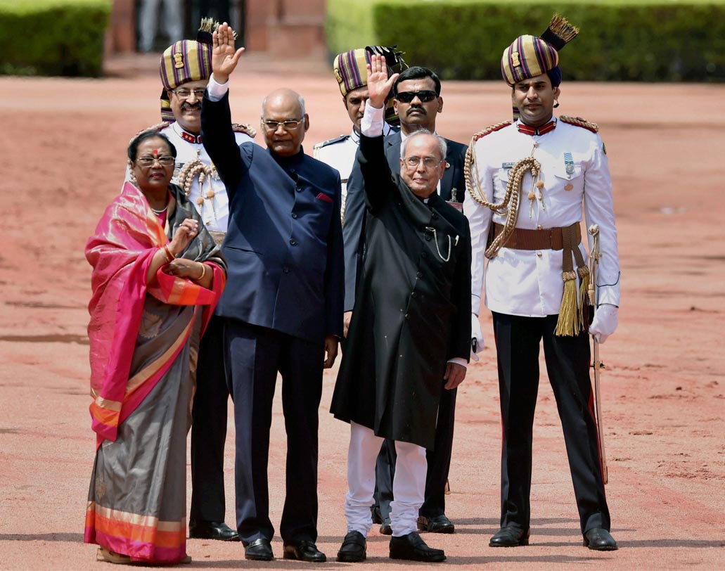 গার্ড অব অনর অনুষ্ঠানের পর সস্ত্রীক প্রেসিডেন্ট রামনাথ কোবিন্দ এবং তাঁর পূর্বসূরি প্রণব মুখোপাধ্যায়। ছবি:পিটিআই।