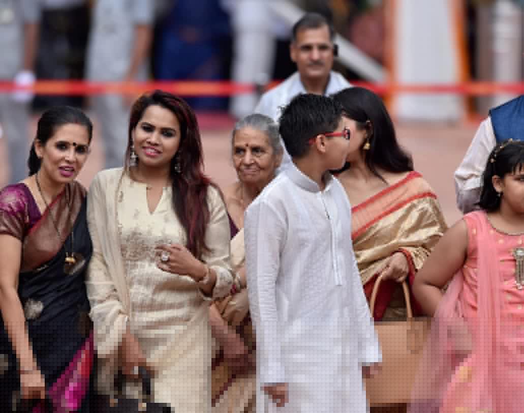 নবতম প্রেসিডেন্টের শপথ গ্রহণের পর রাইসিনা হিলসের অন্দরে তাঁর পরিবারের অন্যান্য সদস্যবৃন্দরা তখন খুশিতে মাতোয়ারা।ছবি: পিটিআই।